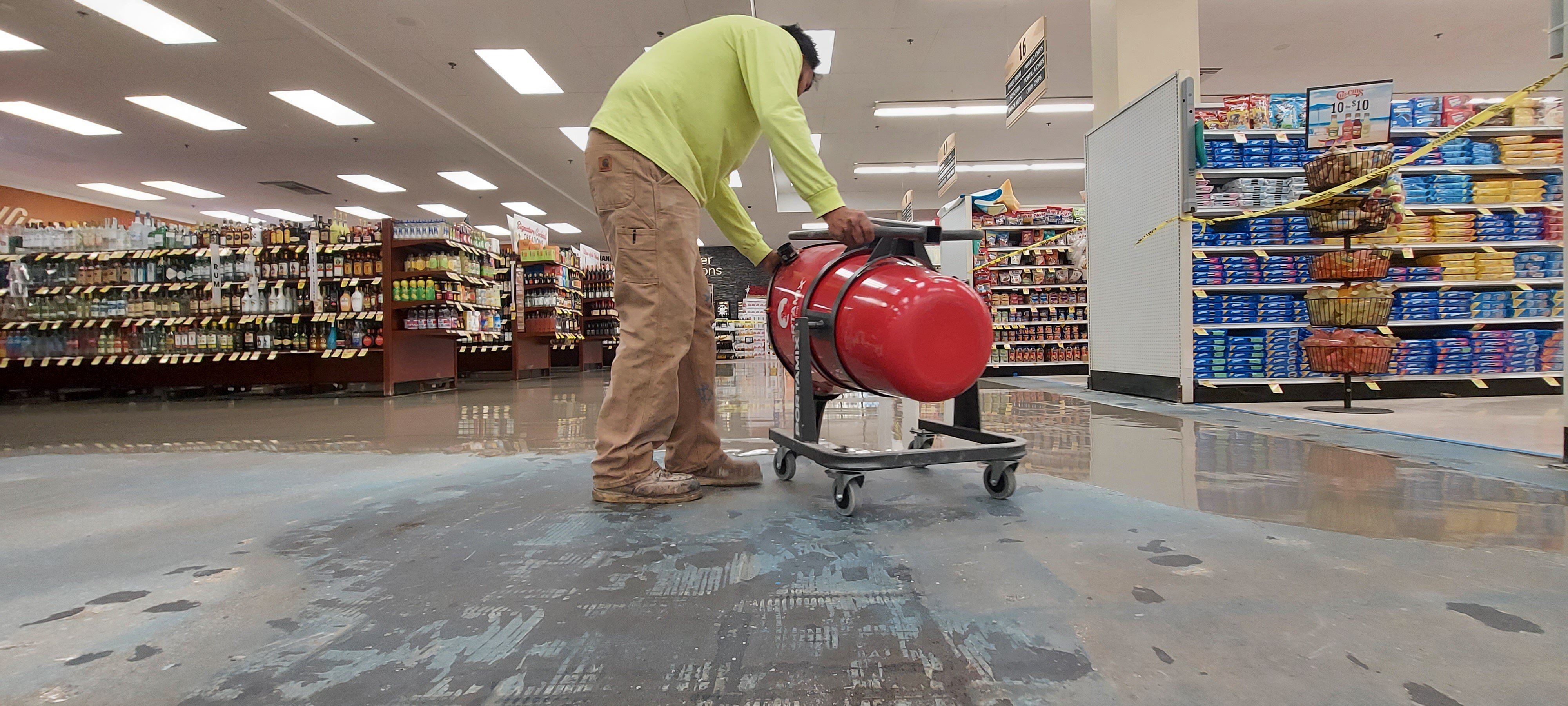 Epoxy flooring install retail store customcrete laboror 